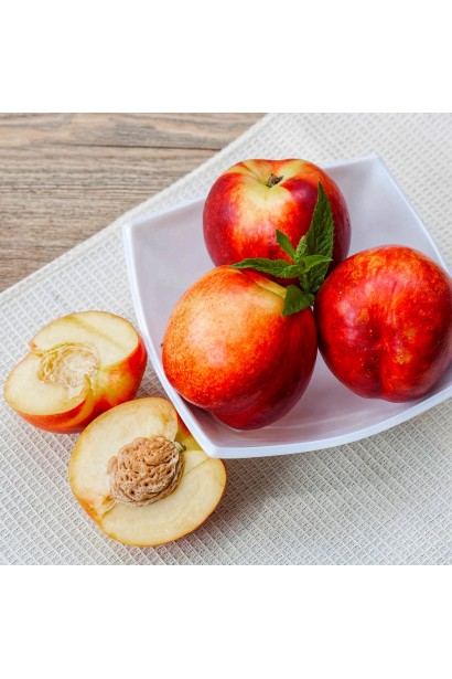 Нектарин Роман — розрізаний плід із соковитою жовтою м’якоттю